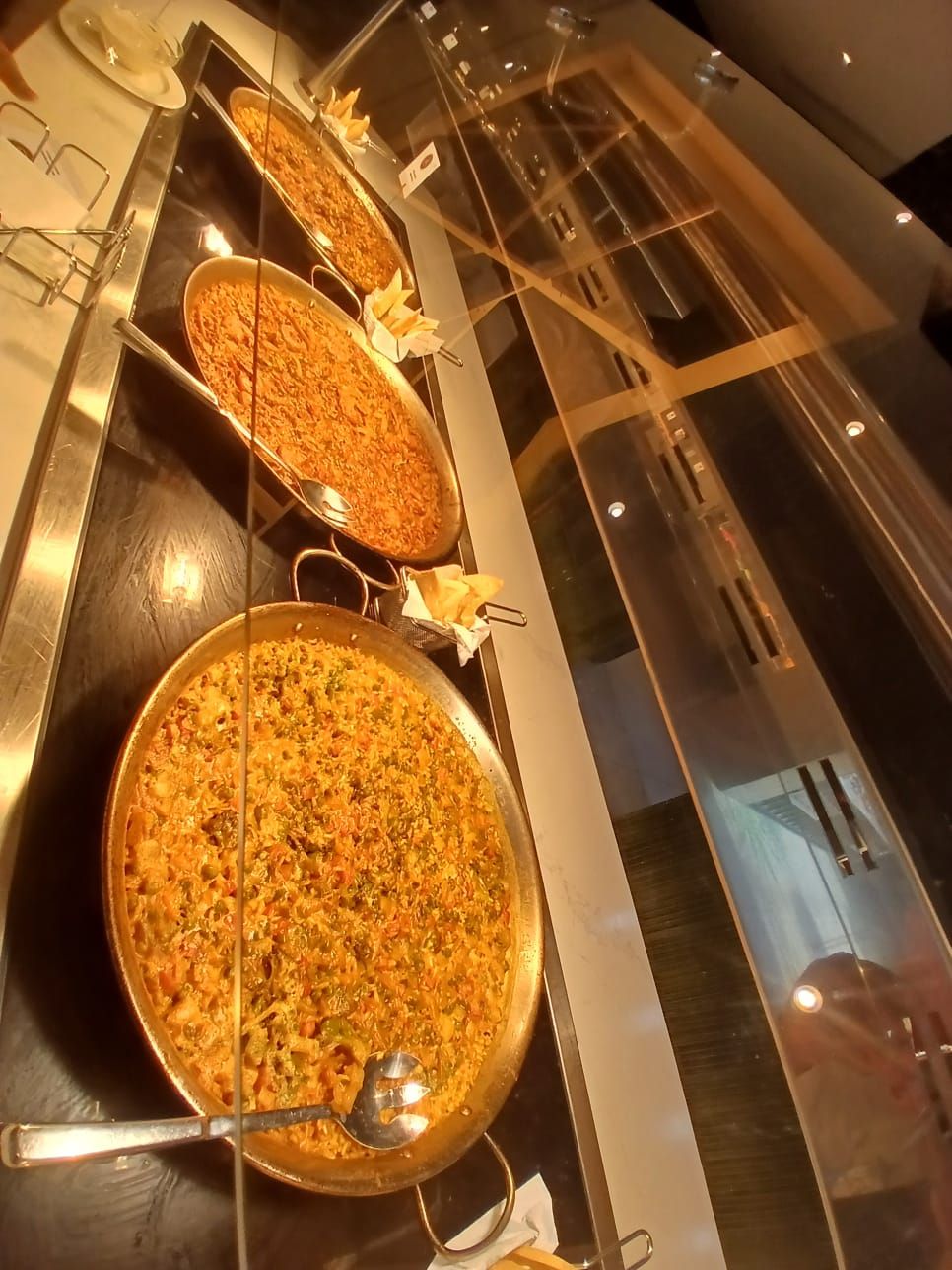 Paella en línea de buffet